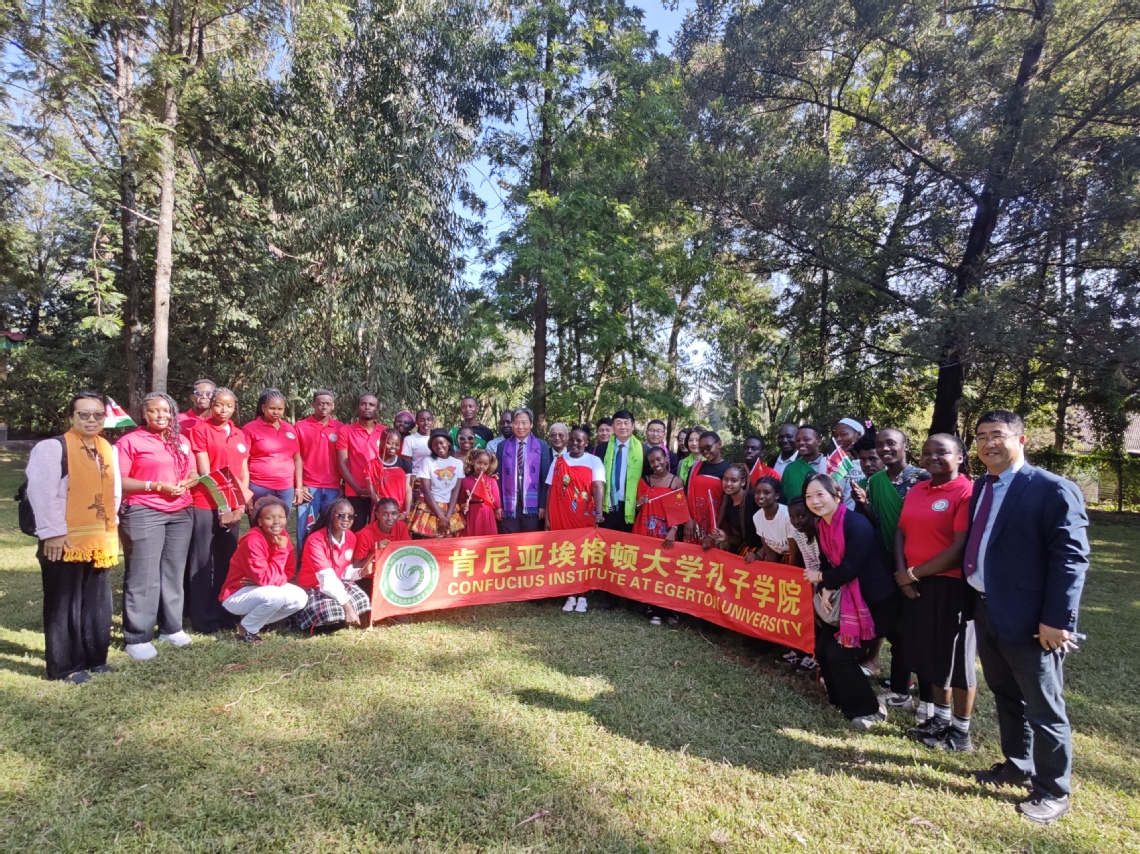 郁云峰主任与孔院师生合影 郁云峰主任与孔院师生合影